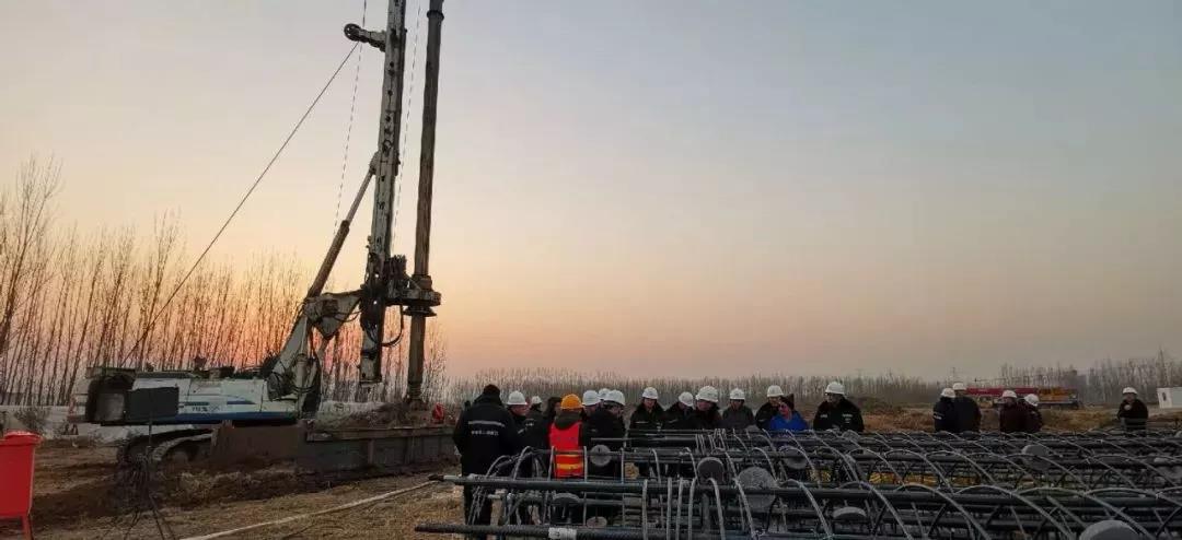 尊龙凯时旋挖打下雄安站第一桩