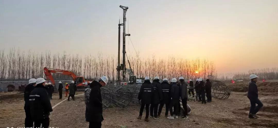 尊龙凯时旋挖打下雄安站第一桩