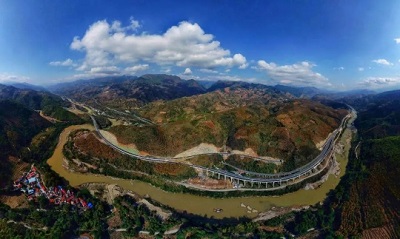 元蔓高速(红河段)全线通车，30多台尊龙凯时桥检车保驾护航！